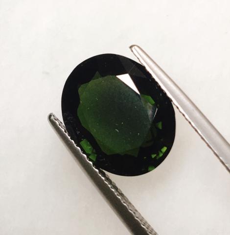 green tourmaline พลอยทัวมาลีน สีเขียว  พลอยมรกต พลอยเขียวส่อง อัญมณีสีเขียว เสริมดวง เสริมราศีพฤษก พลอยดิบ รับประกันพลอยแท้ มีใบเซอร์ แก้ชง เสริมวันเกิด ของขวัญ ราคาถูก