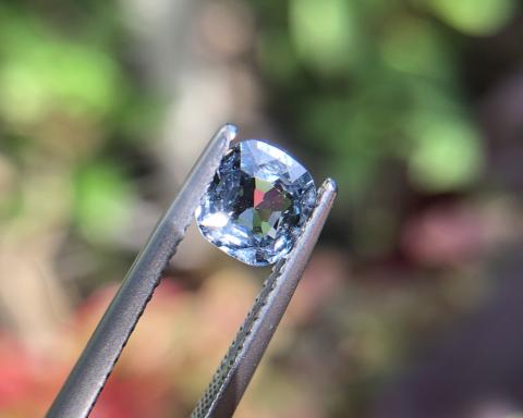 พลอยสปิเนล spinel พลอยพม่า พลอยดิบไม่เผา พลอยสีเทาขาว พลอยสีหวาน พลอยแท้  naturalgemstones unheatedgemstone