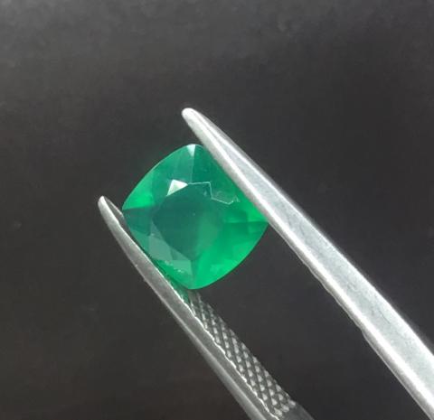 agate อัญมณีสีเขียว พลอยเขียวส่อง พลอยมรกต เสริมดวง ดูดวง ราศีพฤษ green sapphire emerald ราคาถูก ของแท้