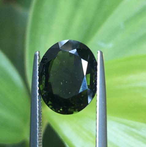 green tourmaline พลอยทัวมาลีน สีเขียว  พลอยมรกต พลอยเขียวส่อง อัญมณีสีเขียว เสริมดวง เสริมราศีพฤษก พลอยดิบ รับประกันพลอยแท้ มีใบเซอร์ แก้ชง เสริมวันเกิด ของขวัญ ราคาถูก