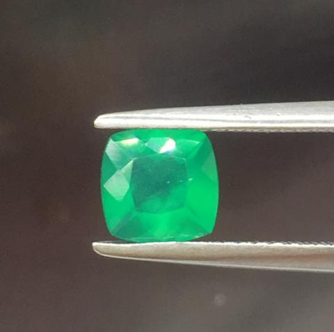 agate อัญมณีสีเขียว พลอยเขียวส่อง พลอยมรกต เสริมดวง ดูดวง ราศีพฤษ green sapphire emerald ราคาถูก ของแท้