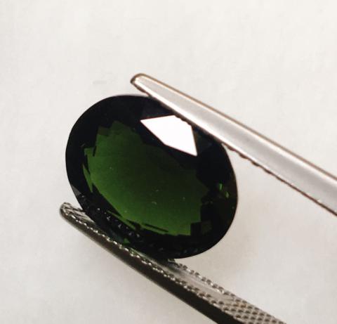 green tourmaline พลอยทัวมาลีน สีเขียว  พลอยมรกต พลอยเขียวส่อง อัญมณีสีเขียว เสริมดวง เสริมราศีพฤษก พลอยดิบ รับประกันพลอยแท้ มีใบเซอร์ แก้ชง เสริมวันเกิด ของขวัญ ราคาถูก