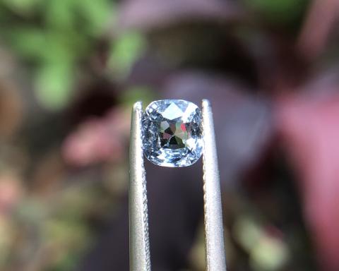 พลอยสปิเนล spinel พลอยพม่า พลอยดิบไม่เผา พลอยสีเทาขาว พลอยสีหวาน พลอยแท้  naturalgemstones unheatedgemstone