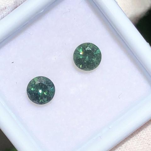Green sapphire พลอยเขียวส่อง พลอยมรกตจันท์ พลอยบางกะจะ พลอยสีเขียว ดูดวง เสริมดวงโชคลาภ แหวน อัญมณีวันพุธ เสริมราศีพฤษ green sapphire พลอยแท้ราคาโรงงาน พลอยจันทบุรี