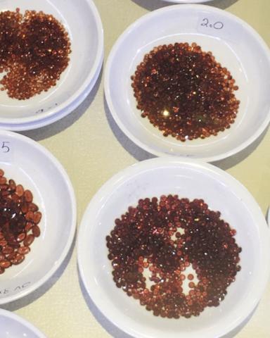 Garnet พลอยโกเมน พลอยแดง พลอยมิล พลอยเล็ก พลอยสายมู  พลอยแท้ พลอยร่วง พลอยกลมเล็กๆ พลอยมิล พลอยราคาโรงงาน