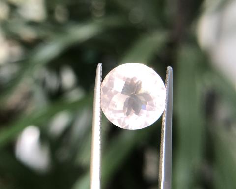 rose quartz ควอทซ์สีกุหลาบ อัญมณีสีชมพู หินมงคล เสริมดวงความรัก หินโชคลาภ geminlove  ต่างหู พลอยดิบ โรสควอทซ์ อัญมณีแก้ชง