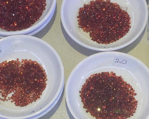 Garnet พลอยโกเมน พลอยแดงพลอยมิล พลอยเล็ก พลอยสายมู  พลอยแท้ พลอยร่วง พลอยกลมเล็กๆ พลอยมิล พลอยราคาโรงงาน