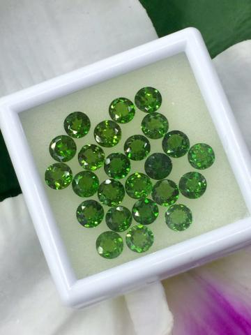 Chrome Diopside พลอยกรีนโครมไดออบไซด์ พลอยโกเมนเขียว Emerald อัญมณี พลอยเขียวส่อง พลอยมรกต เสริมดวงราศีพฤษ green sapphire พลอยแท้ พลอยดิบ แก้ชง วันพุธ
